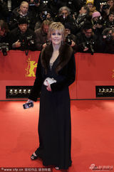 组图：《应许之地》首映 简-方达穿皮草助阵