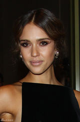 高清图：阿尔芭优雅秀美背 玫瑰色妆容展迷人风情