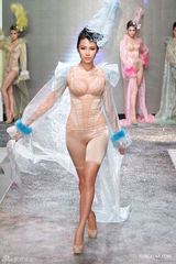 组图：吴亚馨内衣走秀展现终极饱满度