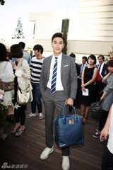 高清图：崔始源韩艺瑟等助阵时尚活动相谈甚欢