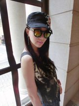 组图：孟瑶个性连拍秀可爱 超酷墨镜显潮范儿