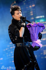 组图：周笔畅韩庚献唱深圳跨年 全场祝福Selina