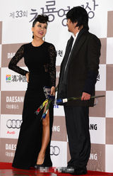 组图：严正花性感长裙秀美腿搭档金允锡亮相