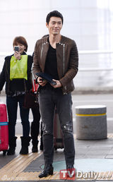 组图：玄彬将赴台办粉丝会 休闲装难掩巨星气质