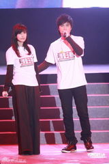 幻灯图：周慧敏与好友古巨基登台献艺 高歌祈福