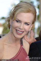 组图：妮可戛纳走秀风情露背 真空激凸艳光四射