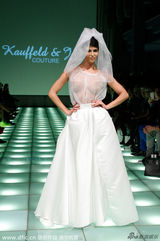 组图:德足球宝贝舍费尔半裸穿婚纱走秀性感火辣