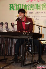 组图：严爵白安办签唱会 闻AV阿信裸照愕然