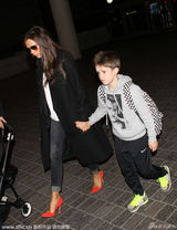 组图：贝嫂拖家带口遭围堵 美颜小七一脸无辜