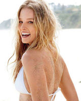 组图：蕾切尔-妮科尔斯登《MAXIM》 泳装秀身材