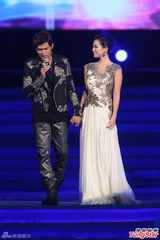 组图：中歌榜演唱会 周杰伦牵手章子怡