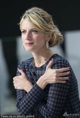 组图：梅拉尼一秒变表情帝 与摩尔逗趣笑不停