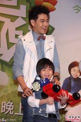 组图：Kimi卖萌耍宝人气高 与老爸台北捞金