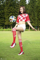 组图：郑罗茜变身性感足球宝贝秀蛮腰长腿