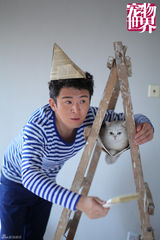 组图：郭家铭携萌猫拍写真 场面倍感温馨