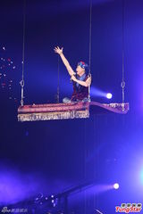 组图：多变哈林(庾澄庆)唱金曲 登小巨蛋万人同欢