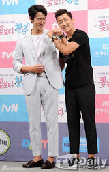 组图：《花样青春》老中青花美男踏上别样旅途