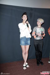 组图：薛凯琪宣传新片 与观众合影不慎走光