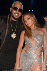 组图：克里斯-布朗黑超墨镜 热情相拥酷劲十足