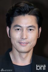 组图：郑雨盛出席代言活动 黑西装帅气十足