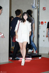 独家：崔丹尼尔宣传新片戴眼镜似哈利波特