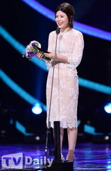 组图：胡歌金秀贤郑元畅首尔电视节同获人气奖