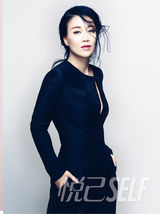 组图：那英登杂志封面 肩披湿发穿薄纱性感优雅