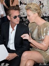 组图：比美！艾玛回眸浅笑章子怡开怀大笑