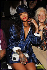 组图：敞胸走遍时装周！蕾哈娜深V装挤胸秀纹身