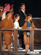 组图：金秀贤张东健等现身亚运 共庆体坛盛世