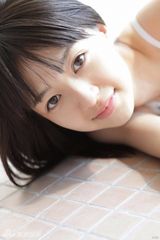 组图：大眼美少女逢泽莉娜肤白貌美 泳池拍大片清凉出镜
