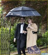 组图：斯嘉丽携未婚夫赴王室婚礼 穿风衣遮孕肚