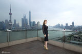 组图：朱莉首次造访内地赴上海 透视裙美艳庆生