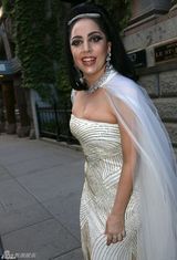 组图：Gaga穿婚纱浓妆亮相 胸部澎湃再发福