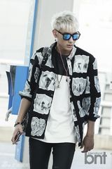 组图：EXO赴成都开唱 灿烈黑衣扮酷世勋帅气