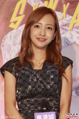 组图：板野友美抵港宣传演唱会 个唱造型百变