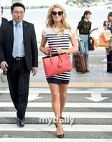 组图：希尔顿韩国大马路上狂摆POSE任拍