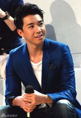 组图：俞灏明回天天向上 秀广场舞遭大妈疯抢