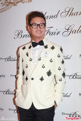 组图：邝美云陈法蓉等出席晚宴  女星抛胸斗艳