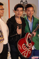 组图：周杰伦摘“婚戒”否认情变 称婚礼不能拖