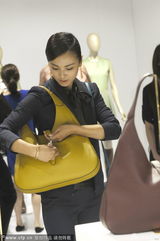 组图：刘涛着ol装上海捞金 试包试墨镜兴致十足