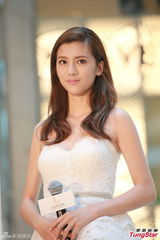 组图：吴千语低胸雪白婚纱现身 气质优雅