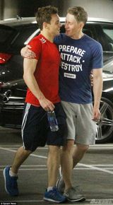 组图：跳水王子戴利与男友车库激吻旁若无人