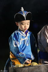 组图：《爸爸2》草原篝火晚会 萌娃成可爱吃货