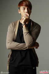 组图：陈伟霆帅气写真曝光 变身忧郁王子