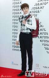 组图：2PM尼坤帅气亮相秀长腿 挑战设计师