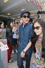 杨幂出院气色佳 刘恺威与爸妈提婴儿篮护驾(图)