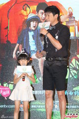 组图：《爸爸2》陆毅见面会 鲍蕾携女儿齐亮相