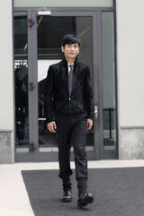 组图：张晓龙米兰时装周首秀 精致儒雅