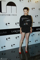 组图：章子怡懒理与网友骂战 与友人看秀心情好